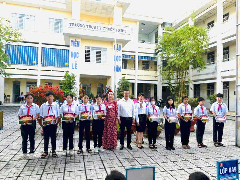 Ngân hàng Vietcombank, Chi nhánh An Giang đã trao tặng 10 suất học bổng
